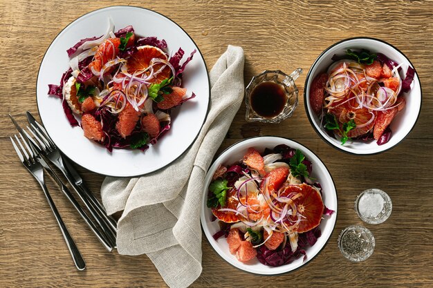 Salada siciliana com erva-doce, laranja, toranja e salada de radicchio com molho balsâmico