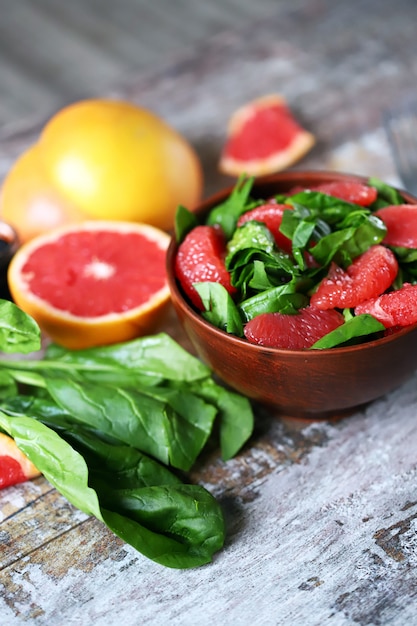 Salada suculenta fresca com espinafre e toranja.