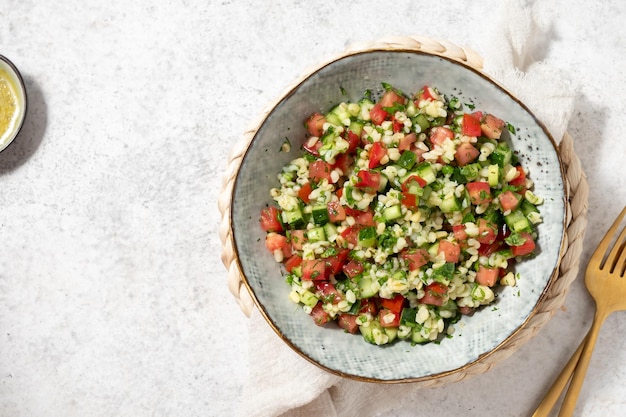 Salada tabbouleh prato tradicional do oriente médio ou árabe salada vegetariana levantina com salsa, menta, bulgur e tomate