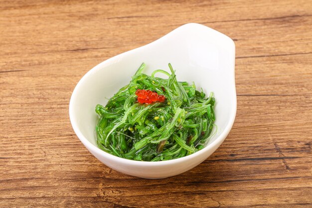 Salada tradicional asiática de chukka na tigela