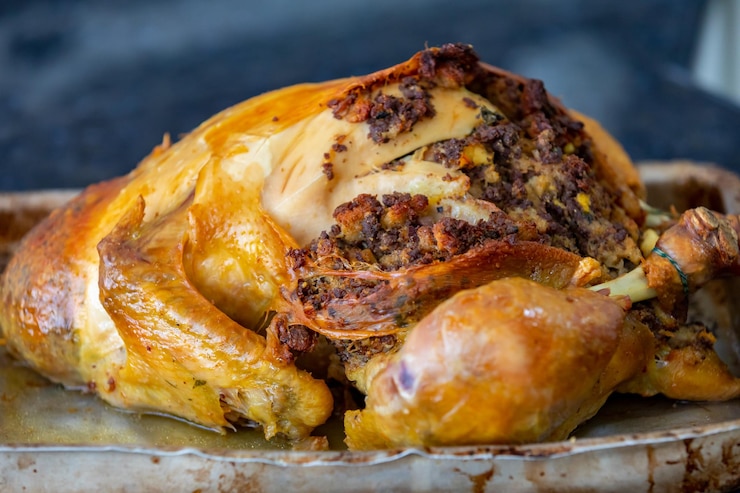 Foto salada tradicional de maionese caseira com frango assado recheado com farofa à moda brasileira