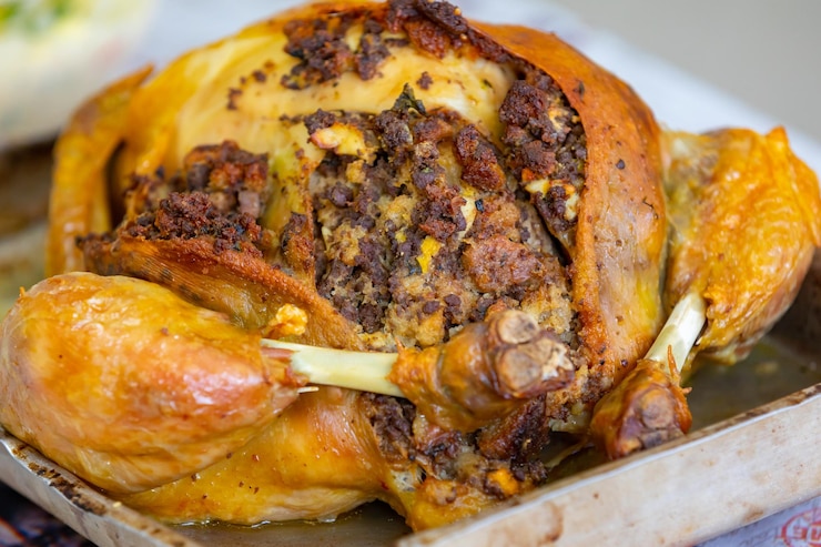 Foto salada tradicional de maionese caseira com frango assado recheado com farofa à moda brasileira
