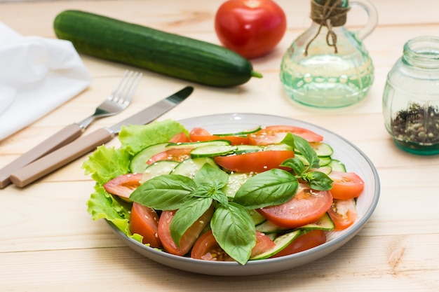 Salada tradicional de rodelas de pepino, tomate e sementes de gergelim