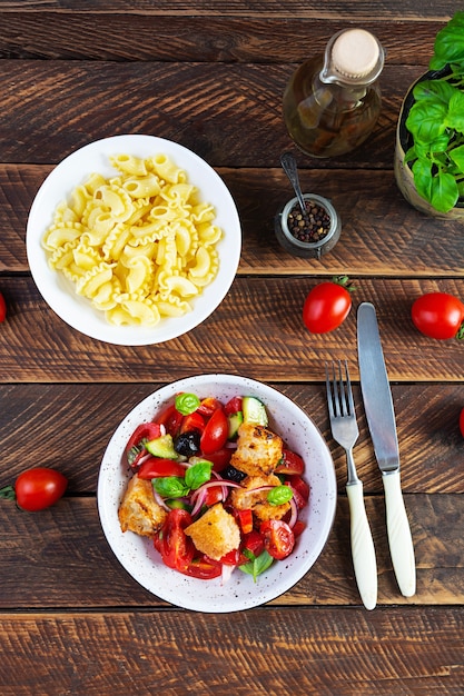 Salada tradicional italiana toscana panzanella com tomate, pão e azeitonas em conserva