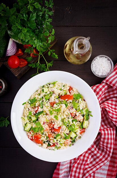 Salada tradicional libanesa Tabbouleh Couscous com salsa tomate pepino limão e azeite de oliva cozinha do Oriente Médio Vista superior espaço de cópia