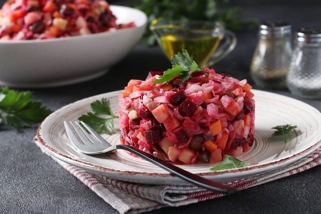 salada tradicional vinagrete de beterraba, batata, cenoura, feijão, picles, cebola e óleo vegetal