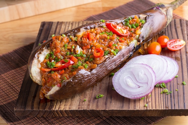 Salada triturada picante da carne de porco com beringela flamejante.