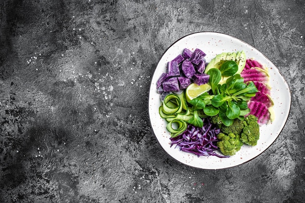 Salada vegana com batata doce brócolis abacate repolho roxo pepino melancia rabanete e amêndoas Alimentação limpa dieta conceito de comida vista superior