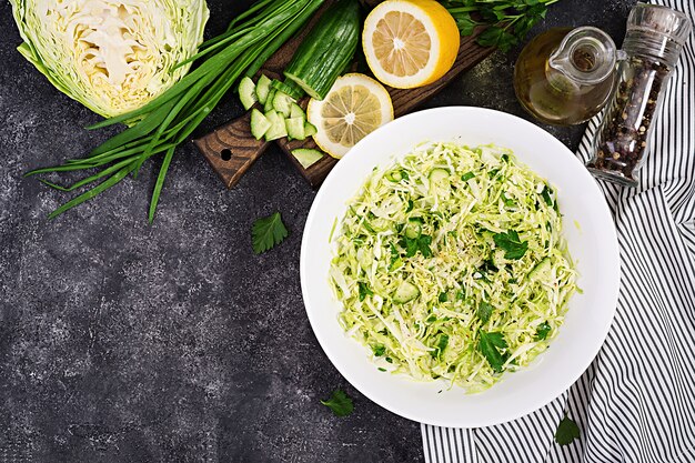 Salada vegana de primavera com repolho, pepino, cebola verde e salsa