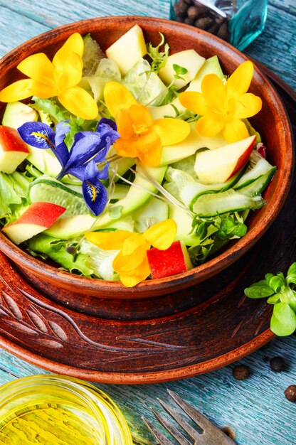 Foto salada vegana fresca com flores comestíveis