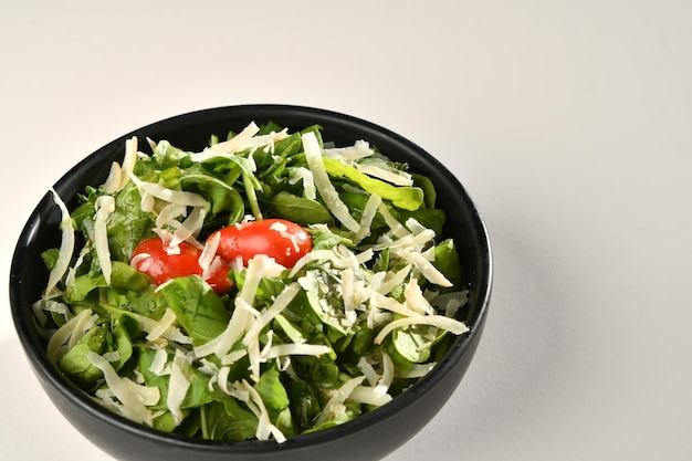 Salada vegana verde de mix de folhas verdes e legumes.