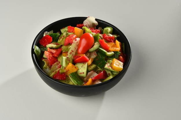 Salada vegana verde de mix de folhas verdes e legumes.