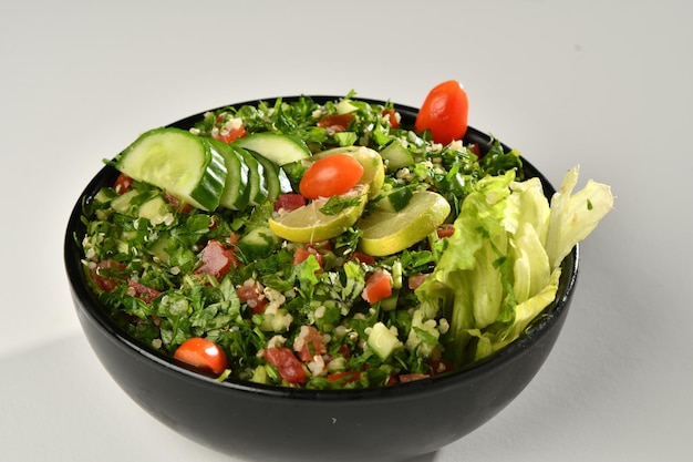 Salada vegana verde de mix de folhas verdes e legumes.