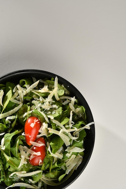 Salada vegana verde de mix de folhas verdes e legumes.