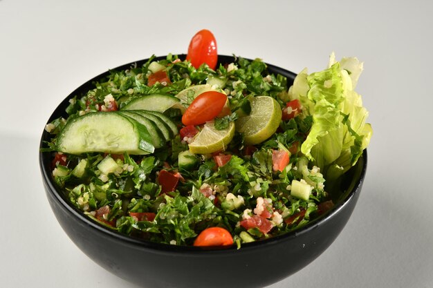 Salada vegana verde de mix de folhas verdes e legumes.