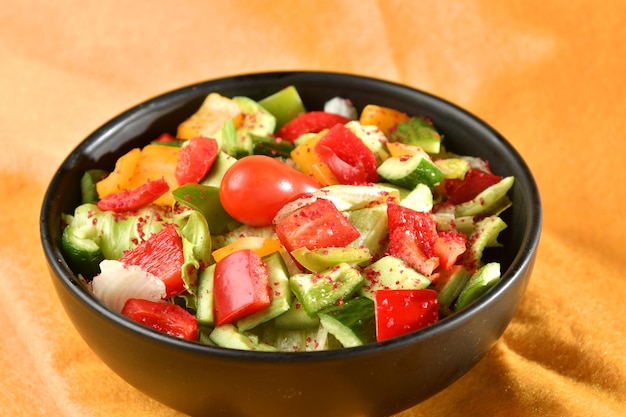 Salada vegana verde de mix de folhas verdes e legumes.