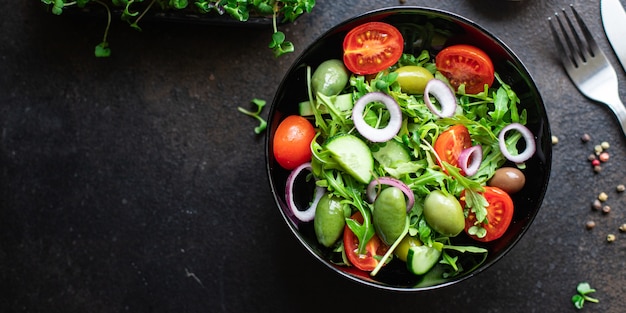 Salada vegetal azeitonas tomate pepino alface mistura folhas lanche