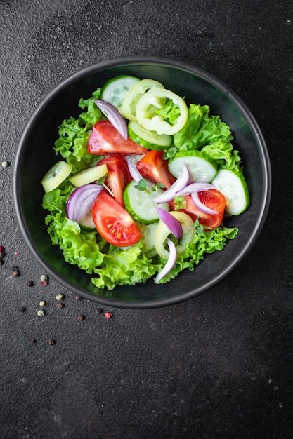 Foto salada vegetal tomate pepino pimenta cebola alface refeição lanche cópia espaço comida fundo