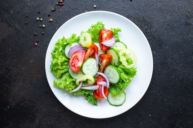 Salada vegetal tomate pepino pimenta cebola alface refeição lanche cópia espaço comida fundo