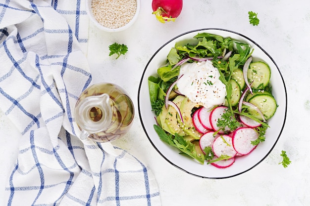 Salada vegetal vegetariana de rabanete pepinos abacate e iogurte Comida vegana saudável Vista superior acima