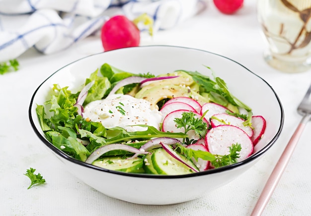 Salada vegetal vegetariana de rabanete pepinos abacate e iogurte comida vegana saudável