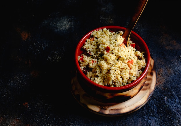 Salada vegetariana árabe com cuscuz