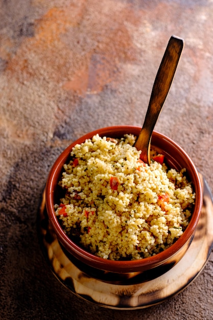 Salada vegetariana árabe com cuscuz