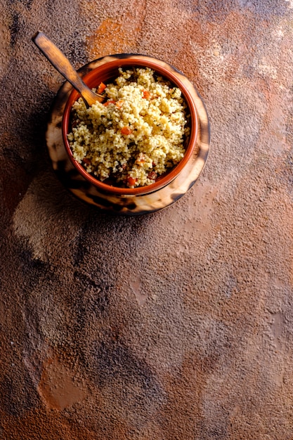 Salada vegetariana árabe com cuscuz