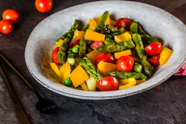 Salada vegetariana com aspargos, tomate e pimentão