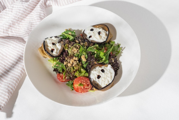 Salada vegetariana com berinjela e strachatella Tomate cereja e quinoa