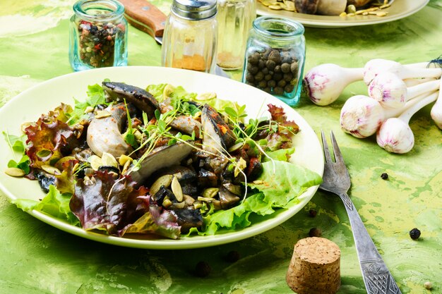 Salada vegetariana com cogumelos