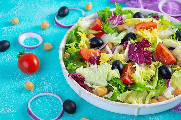 Salada vegetariana com grão de bico, tomate, azeitonas e alface Dieta de salada alimentar