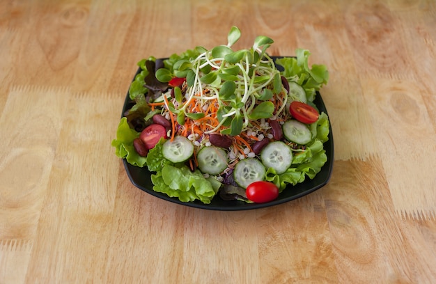 Salada vegetariana com legumes orgânicos no prato