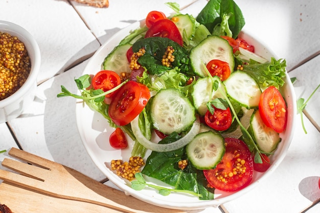 Salada vegetariana com tomate pepino e espinafre em um prato