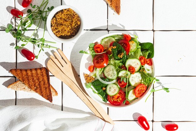 Salada vegetariana com tomate pepino e espinafre em um prato