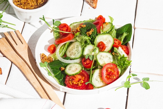 Salada vegetariana com tomate pepino e espinafre em um prato