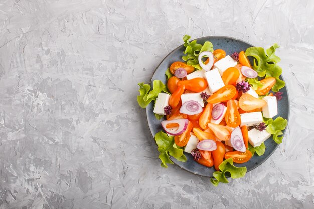 Salada vegetariana com tomates frescos de uva, queijo feta, alface e cebola