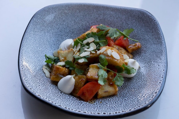 Salada vegetariana de berinjela com tomates de cereja e coentro assados