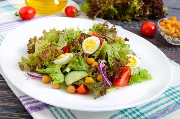 Salada vegetariana dietética com ovos de codorna ervas frescas grão de bico cebola roxa e tomate cereja