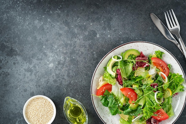 Salada vegetariana fresca em fundo de pedra escura Espaço de cópia de vista superior