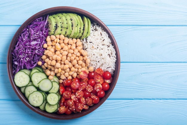 Salada vegetariana saudável com abacate, pepino, repolho, grão de bico e tomate Comida vegana