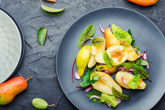 Salada vegetariana saudável com pêra.