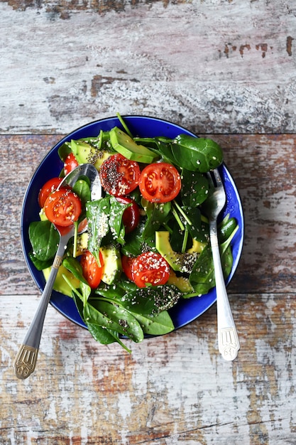 Salada vegetariana saudável com sementes de abacate e chia.