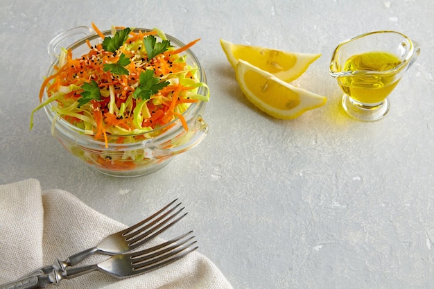 Salada vegetariana saudável de vegetais crus repolho e cenouras com sementes de gergelim vestido com óleo de oliva e suco de limão