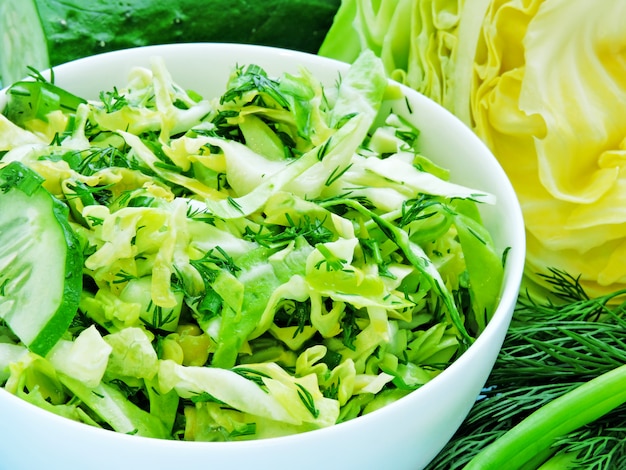 Salada vegetariana verde fresca com couve jovem, pepino e verdes