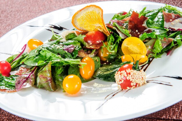 Salada verde coberta com tomates amarelos. Vista superior