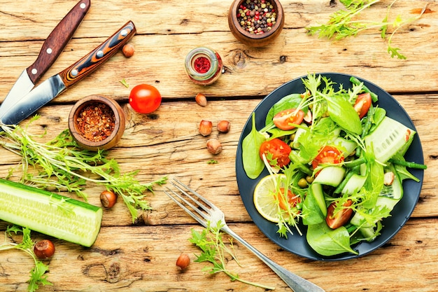 Salada verde com legumes e nozes. alimentos saudáveis