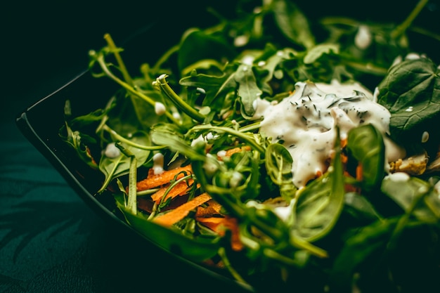 Salada verde com manjericão e molho de creme de alho branco para dieta saudável, serviço de entrega de comida e conceito online de pedidos