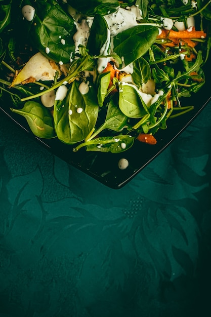 Salada verde com manjericão e molho de creme de alho branco para dieta saudável, serviço de entrega de comida e conceito online de pedidos