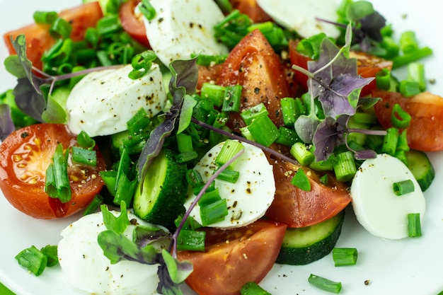 Salada verde com mussarela e tomate